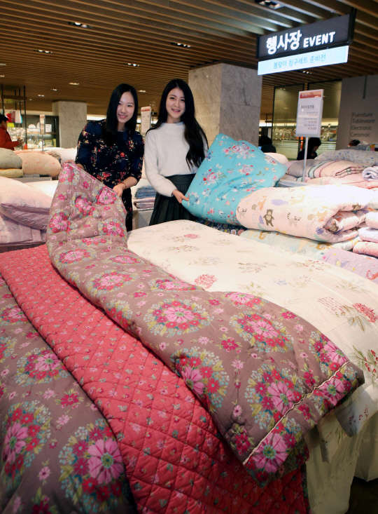 28일 현대백화점 무역센터점에서 모델들이 봄침구를 선보이고 있다. 현대백화점 무역센터점은 내달 1일까지 '봄맞이 침구 세트 준비전'을 진행해 까사블랑, 레노마, 에이프릴앳홈 등 5개의 브랜드 제품을 20∼40% 할인 판매한다. 현대백화점 제공